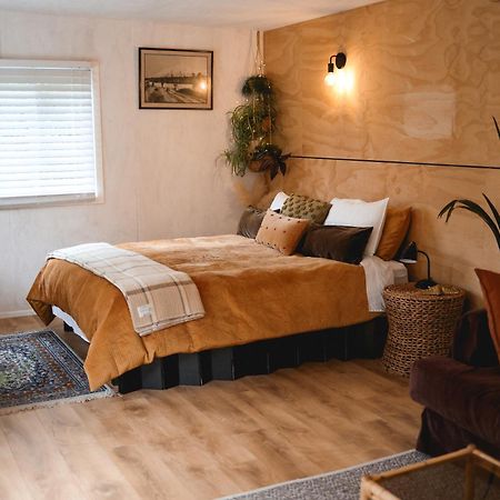 Kaitake Kabana - Unique, Off-Grid, Studio Retreat Oakura Kültér fotó